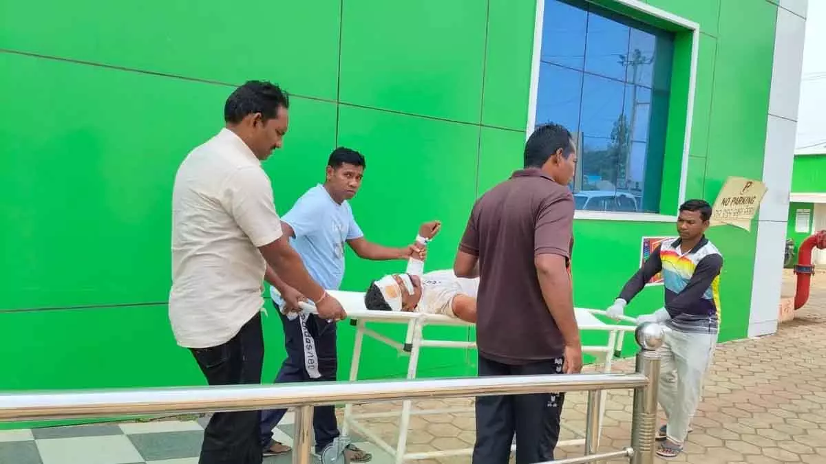 Odisha: गांजा तस्करों का पीछा करते समय मोटरसाइकिल की टक्कर में दो पुलिसकर्मी घायल Odisha: गांजा तस्करों का पीछा करते समय मोटरसाइकिल की टक्कर में दो पुलिसकर्मी घायल