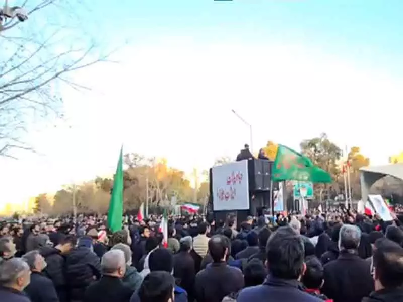 Tehran खामेनेई की हत्या पर शोक व्यक्त करने सड़कों पर उतरे लोग Tehran खामेनेई की हत्या पर शोक व्यक्त करने सड़कों पर उतरे लोग