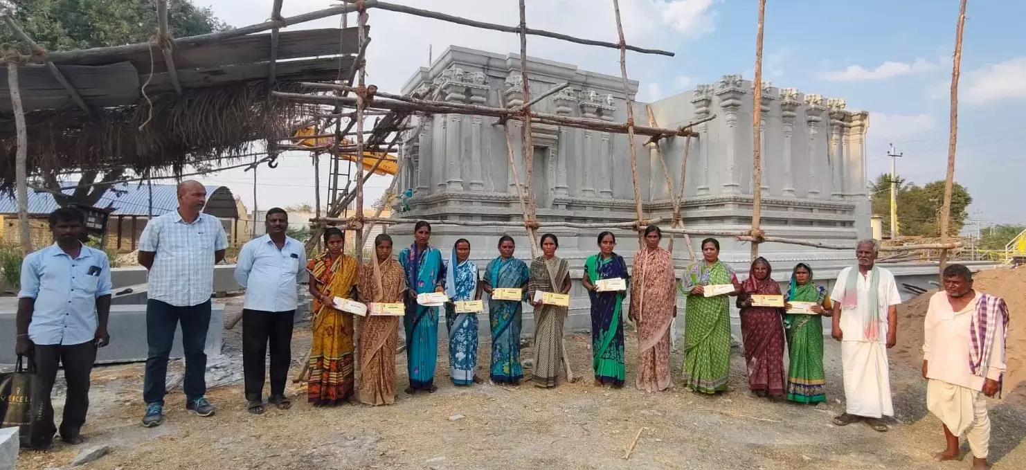 थिम्मापुर की महिलाओं ने येल्लम्मा मंदिर के निर्माण के लिए गृह Lakshmi के पैसे दिए थिम्मापुर की महिलाओं ने येल्लम्मा मंदिर के निर्माण के लिए गृह Lakshmi के पैसे दिए