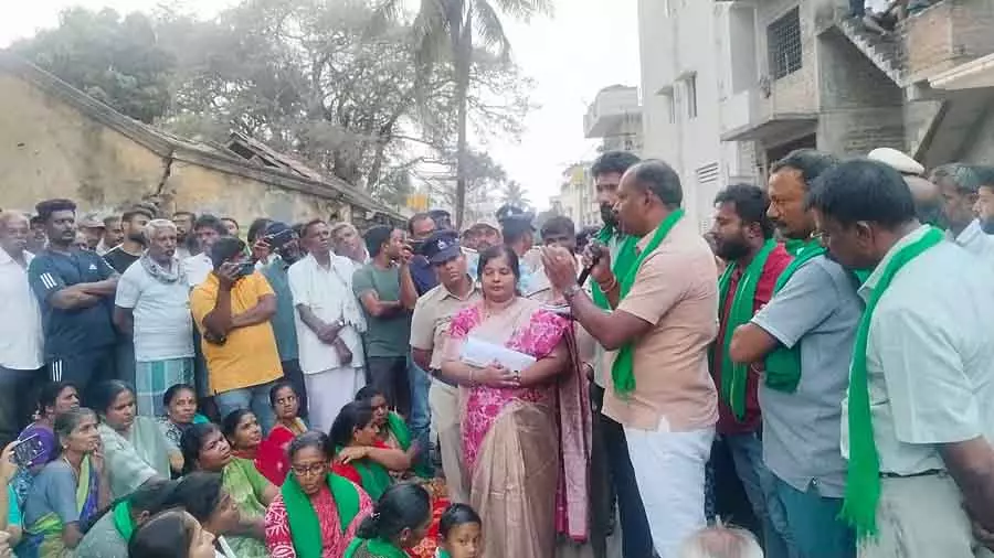 Sarjapur : किसानों ने KIADB अधिकारियों को पीटा Sarjapur : किसानों ने KIADB अधिकारियों को पीटा