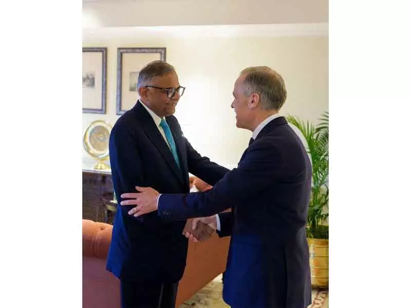 Canadian PM Carney और टाटा चेयरमैन चंद्रशेखरन ने संभावित पार्टनरशिप पर चर्चा की Canadian PM Carney और टाटा चेयरमैन चंद्रशेखरन ने संभावित पार्टनरशिप पर चर्चा की