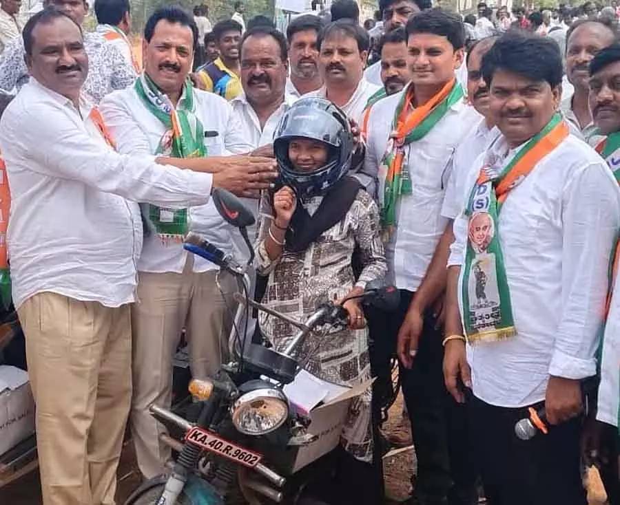 Bagepalli : दोपहिया वाहन चालकों के लिए मुफ़्त हेलमेट Bagepalli : दोपहिया वाहन चालकों के लिए मुफ़्त हेलमेट