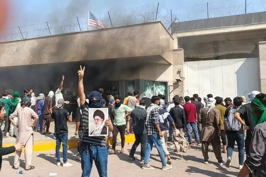 Iran तनाव के बीच कराची में हिंसक प्रदर्शन और अमेरिकी मिशन निशाना Iran तनाव के बीच कराची में हिंसक प्रदर्शन और अमेरिकी मिशन निशाना