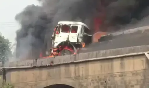 रायगढ़ में बड़ी घटना, जिंदा जले हाईवा और ट्रैलर के ड्राइवर रायगढ़ में बड़ी घटना, जिंदा जले हाईवा और ट्रैलर के ड्राइवर