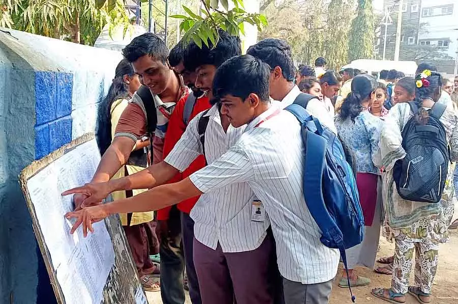 Kolar : कन्नड़ परीक्षा में 324 लोग अनुपस्थित रहे Kolar : कन्नड़ परीक्षा में 324 लोग अनुपस्थित रहे