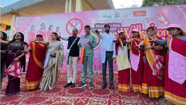 Indore : साड़ी वॉकथॉन ने पूरे शहर में फैलाया स्वच्छता का संदेश Indore : साड़ी वॉकथॉन ने पूरे शहर में फैलाया स्वच्छता का संदेश