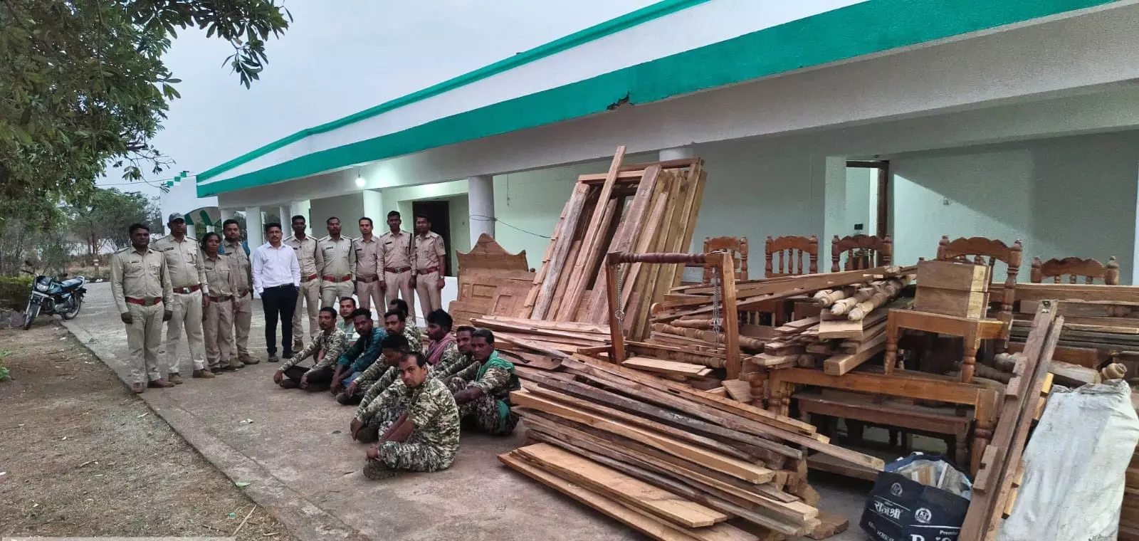 चिरान लकड़ी और फर्नीचर जब्त, वन विभाग की बड़ी कार्रवाई चिरान लकड़ी और फर्नीचर जब्त, वन विभाग की बड़ी कार्रवाई