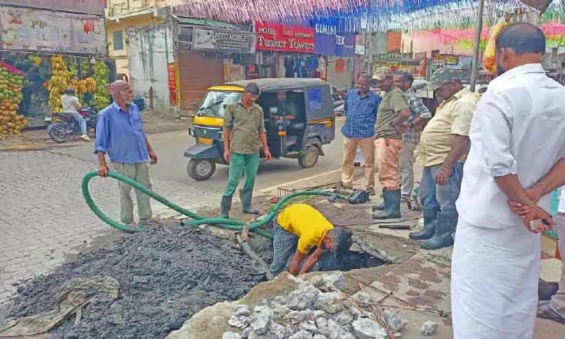 Kerala : कुमिली शहर के नाले में टनों कचरा Kerala : कुमिली शहर के नाले में टनों कचरा