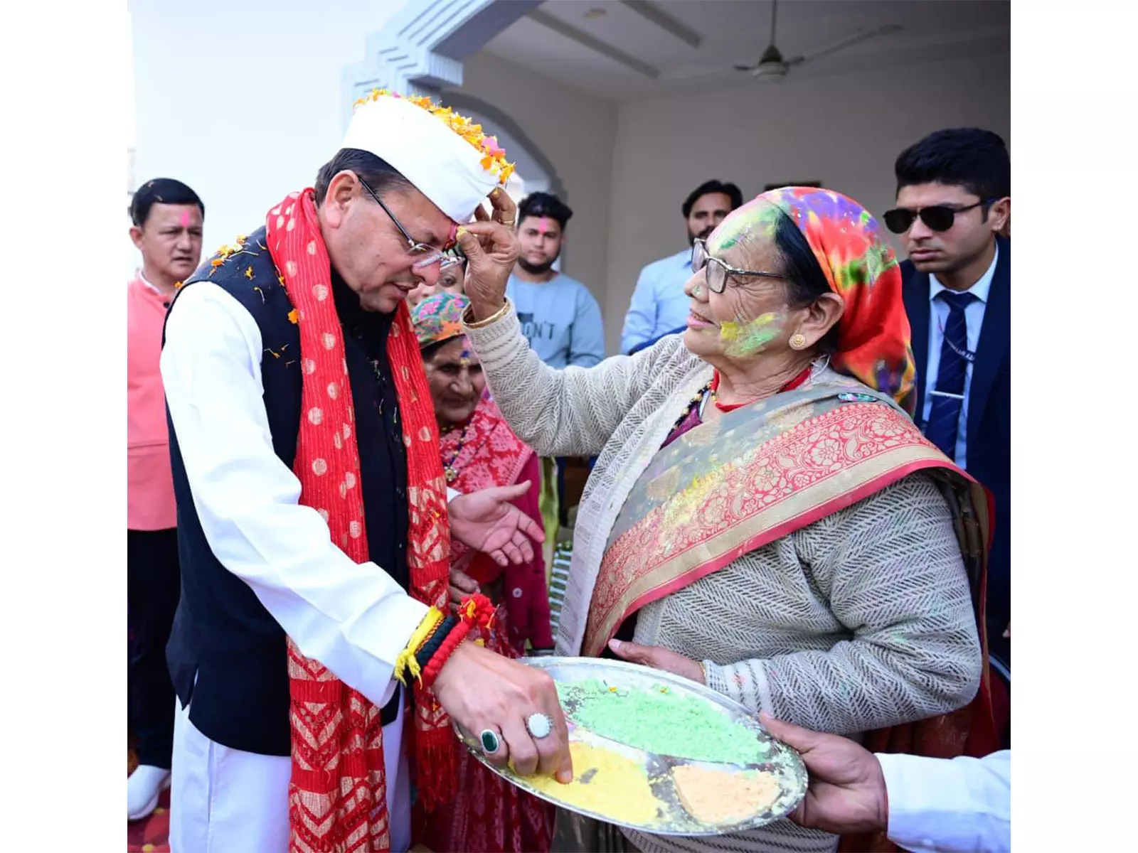 CM पुष्कर सिंह धामी ने अपने निजी आवास पर होली मनाई CM पुष्कर सिंह धामी ने अपने निजी आवास पर होली मनाई