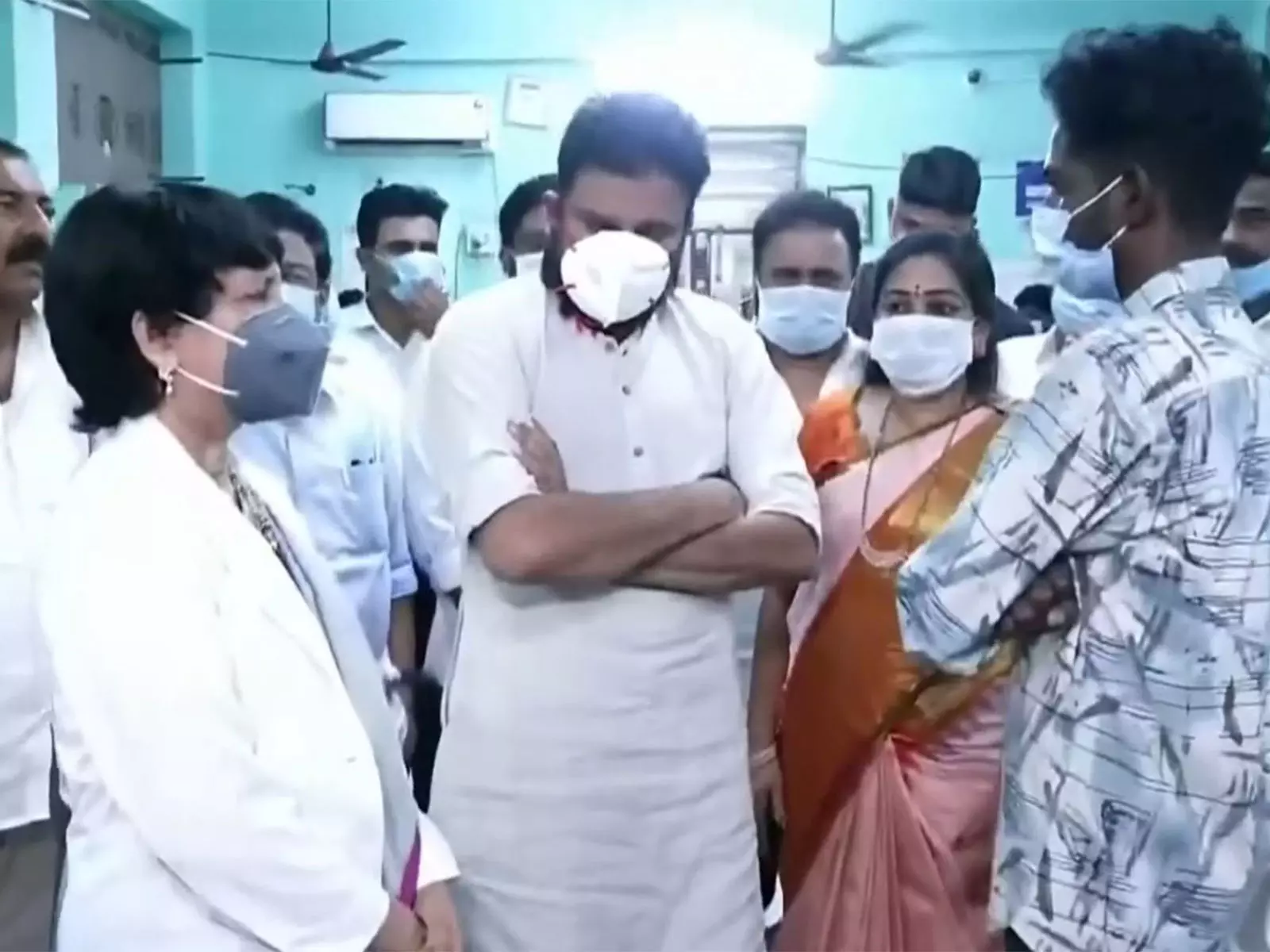 Andhra: डिप्टी सीएम पवन कल्याण ने वेतलापलेम विस्फोट पीड़ितों के परिवारों से मुलाकात की Andhra: डिप्टी सीएम पवन कल्याण ने वेतलापलेम विस्फोट पीड़ितों के परिवारों से मुलाकात की