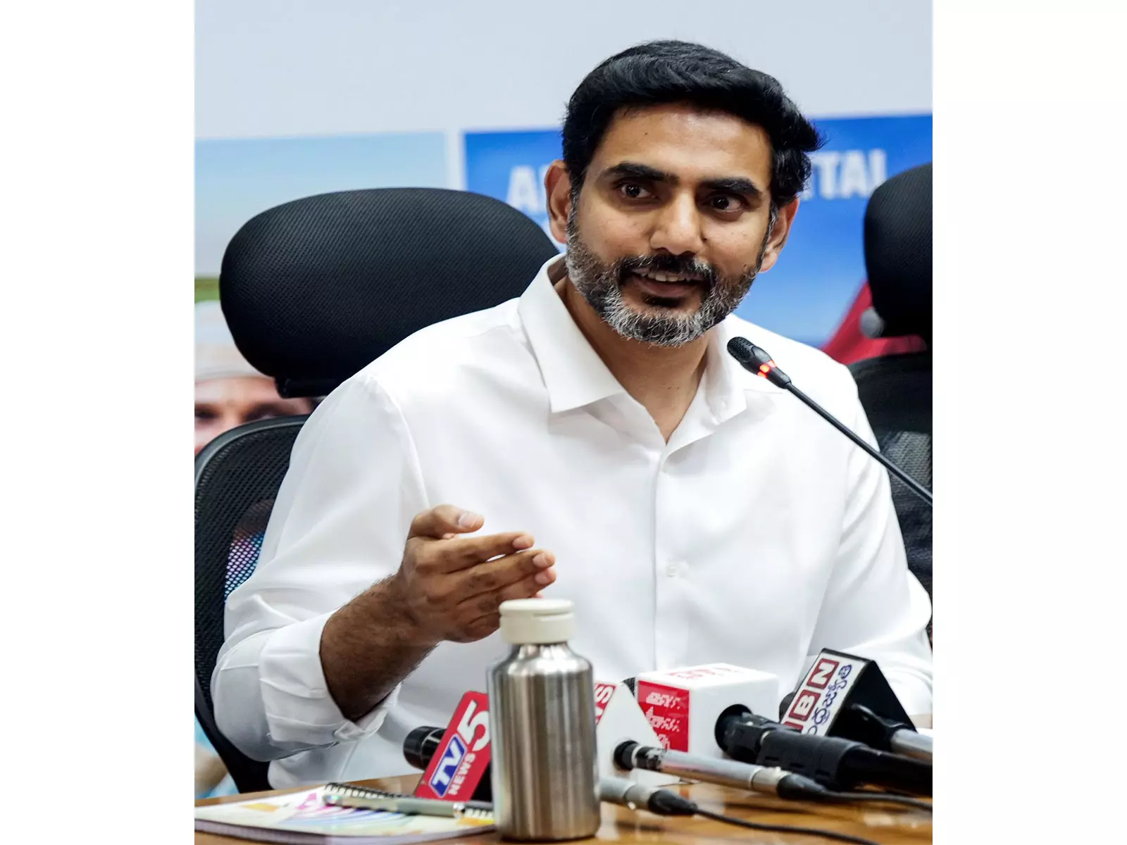 Kakinada के पटाखा यूनिट में हुए धमाके में 18 लोगों की मौत पर नारा लोकेश ने कहा, बहुत हैरान हूं Kakinada के पटाखा यूनिट में हुए धमाके में 18 लोगों की मौत पर नारा लोकेश ने कहा, बहुत हैरान हूं