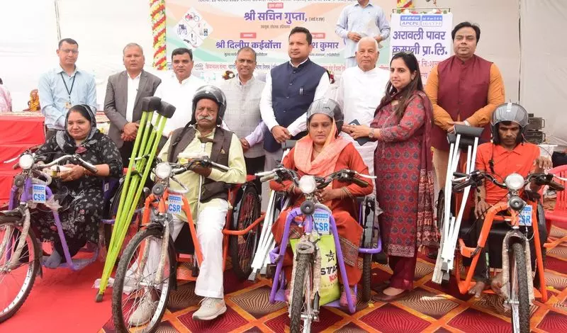 Rohtak डीसी ने दिव्यांग लोगों को मुफ्त सहायक उपकरण बांटे Rohtak डीसी ने दिव्यांग लोगों को मुफ्त सहायक उपकरण बांटे