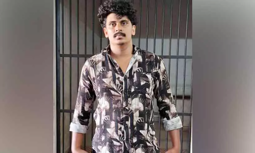 Kerala : वडकारा में प्रतिबंधित तंबाकू उत्पादों के साथ युवक गिरफ्तार Kerala : वडकारा में प्रतिबंधित तंबाकू उत्पादों के साथ युवक गिरफ्तार