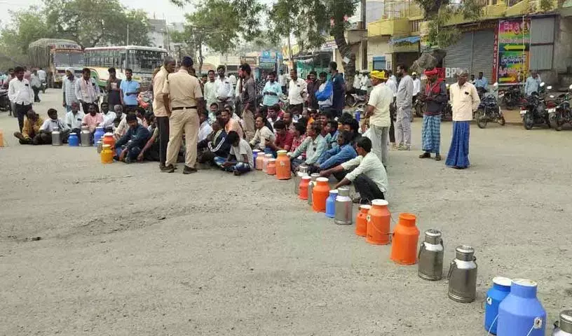 डेयरी किसानों ने Bachannapet में दूध खरीदने के लिए विरोध प्रदर्शन किया डेयरी किसानों ने Bachannapet में दूध खरीदने के लिए विरोध प्रदर्शन किया