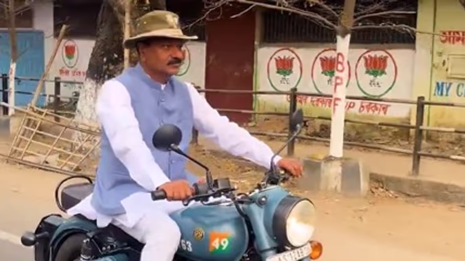 Assam : मंत्री अशोक सिंघल की बिना हेलमेट वाली सवारी पर लोगों की आलोचना Assam : मंत्री अशोक सिंघल की बिना हेलमेट वाली सवारी पर लोगों की आलोचना