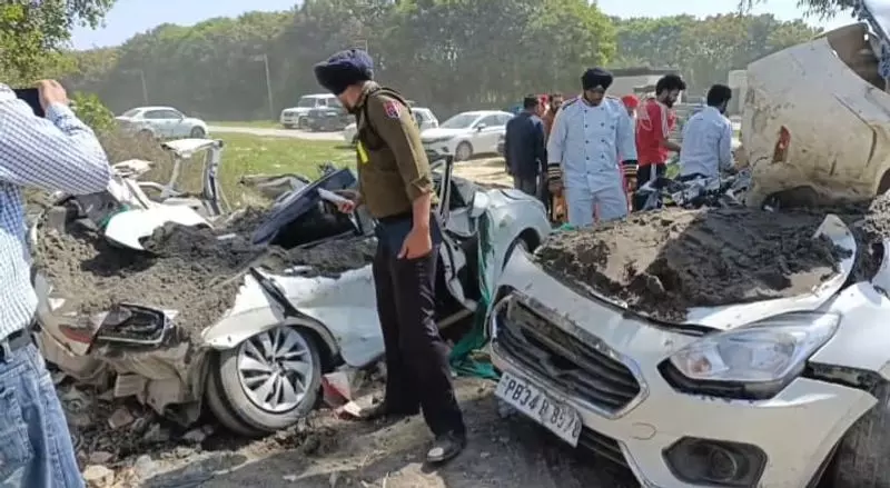 Amritsar बाईपास पर रेत से भरा टिप्पर पलटा, 2 लोगों की मौत की आशंका, कई घायल Amritsar बाईपास पर रेत से भरा टिप्पर पलटा, 2 लोगों की मौत की आशंका, कई घायल