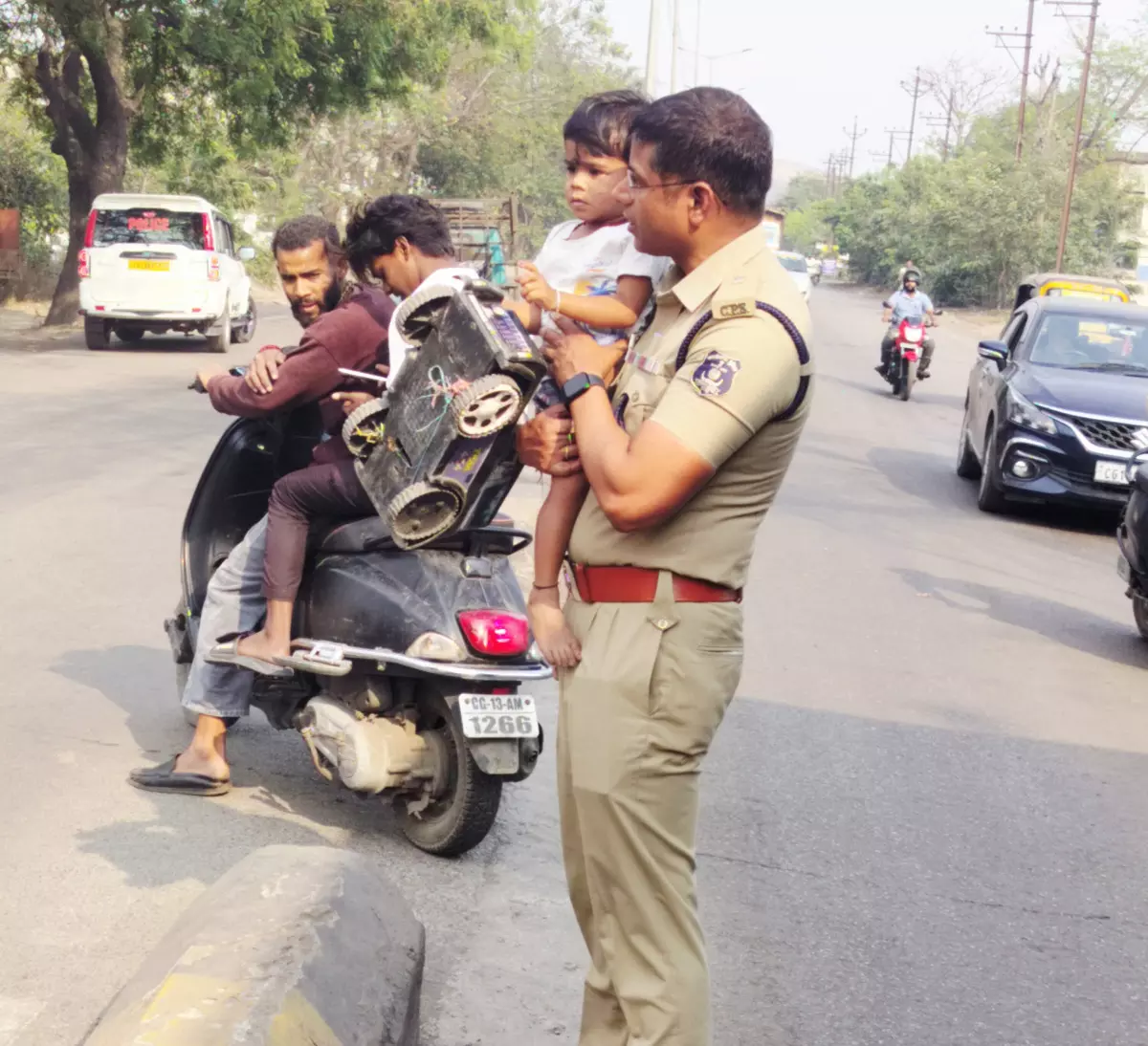 एडिशनल एसपी ने सड़क पर भटक रहे मासूम को मां से मिलाया एडिशनल एसपी ने सड़क पर भटक रहे मासूम को मां से मिलाया