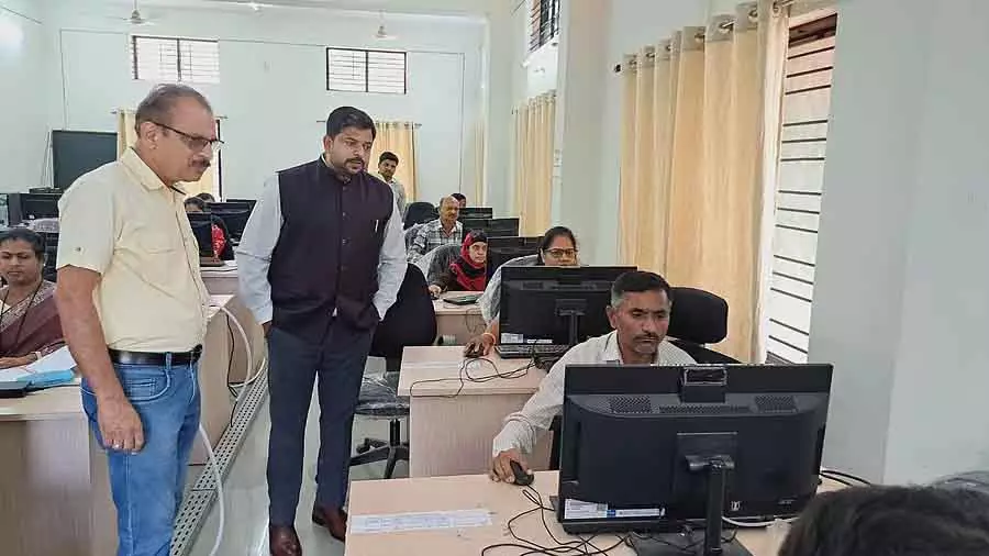 Vijayapura : पहले दिन दूसरी PU परीक्षा सुचारू रूप से हुई Vijayapura : पहले दिन दूसरी PU परीक्षा सुचारू रूप से हुई