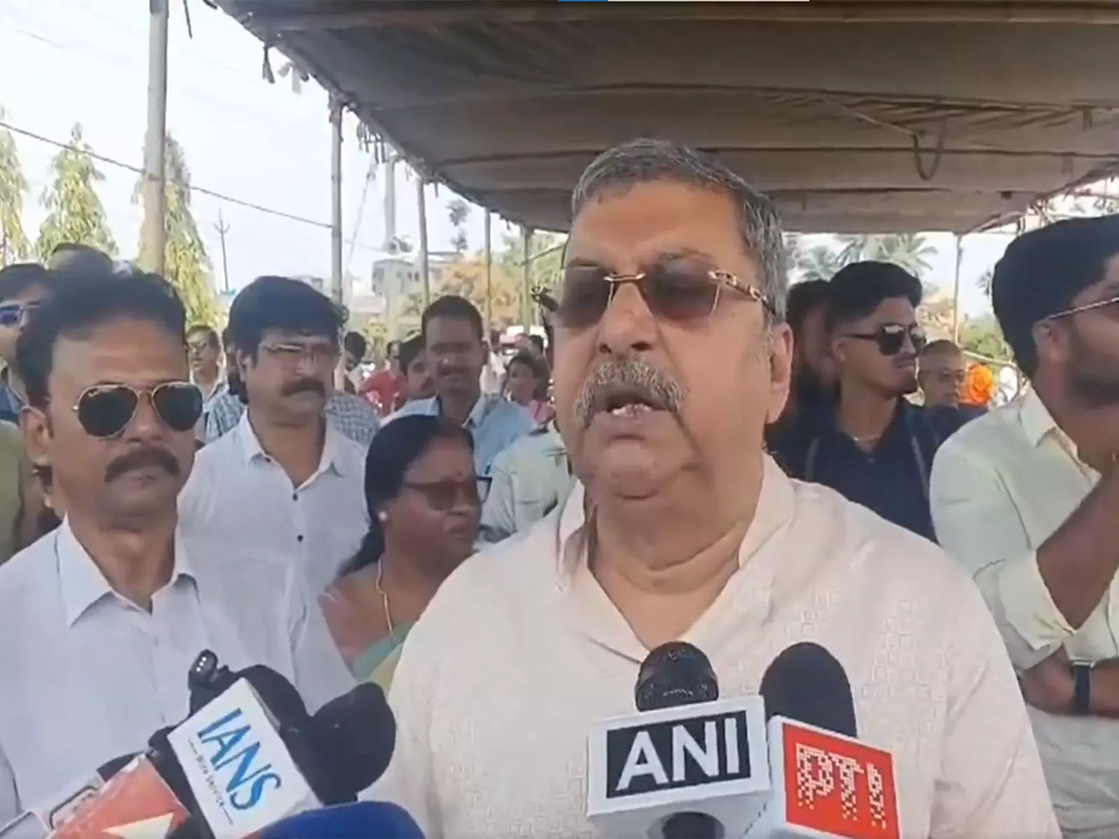 हमारे लोकल नेताओं से संपर्क करें: TMC कल्याण बनर्जी ने डिलीट किए गए वोटर्स के लिए एक्शन लेने की अपील की हमारे लोकल नेताओं से संपर्क करें: TMC कल्याण बनर्जी ने डिलीट किए गए वोटर्स के लिए एक्शन लेने की अपील की