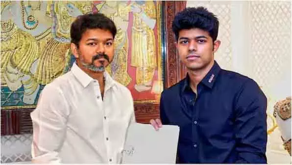तलाक की खबरों के बीच Vijay को बेटे ने किया अनफॉलो? तलाक की खबरों के बीच Vijay को बेटे ने किया अनफॉलो?