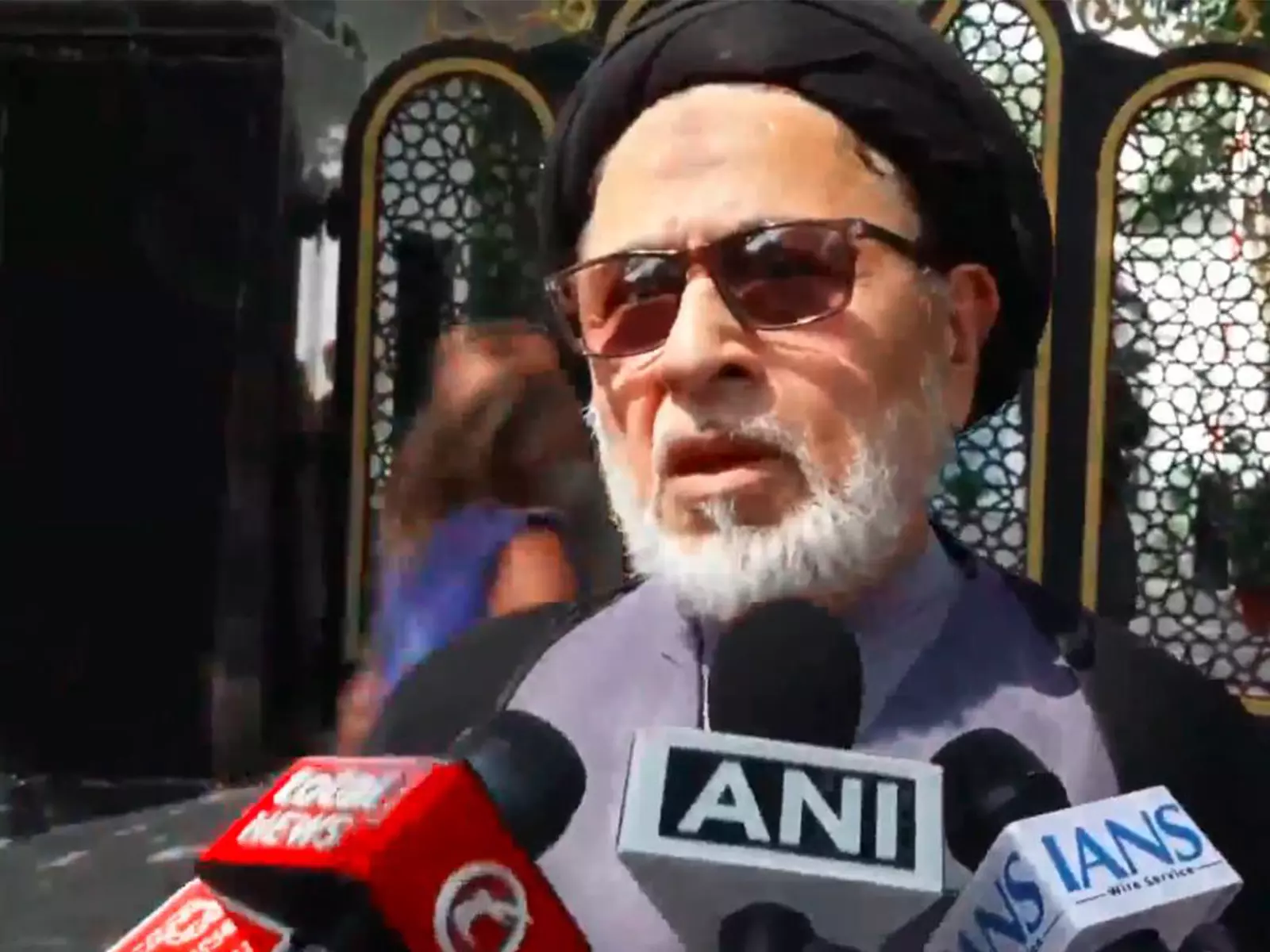 दुनिया और भी बुरे दिन देखने वाली है: शिया जामा मस्जिद के इमाम ने Iran के सुप्रीम लीडर की हत्या की निंदा की दुनिया और भी बुरे दिन देखने वाली है: शिया जामा मस्जिद के इमाम ने Iran के सुप्रीम लीडर की हत्या की निंदा की