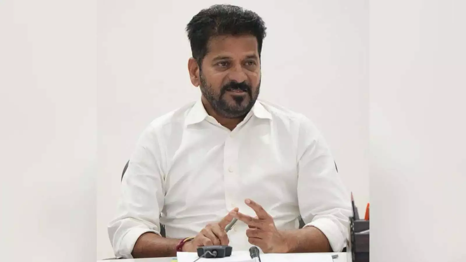 मिडिल ईस्ट में तनाव के बीच, CM रेवंत ने खाड़ी में तेलुगु लोगों के लिए सुरक्षा मांगी मिडिल ईस्ट में तनाव के बीच, CM रेवंत ने खाड़ी में तेलुगु लोगों के लिए सुरक्षा मांगी