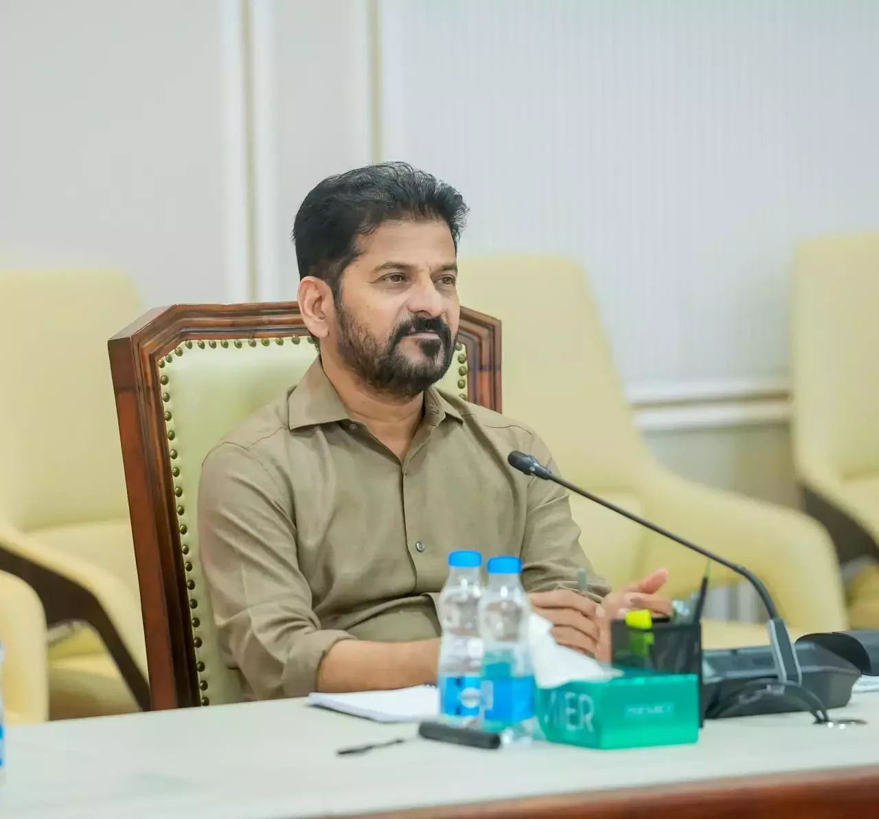 Telangana के मुख्यमंत्री ने ईरान और खाड़ी देशों में रहने वाले तेलुगु लोगों से अलर्ट रहने की अपील की Telangana के मुख्यमंत्री ने ईरान और खाड़ी देशों में रहने वाले तेलुगु लोगों से अलर्ट रहने की अपील की