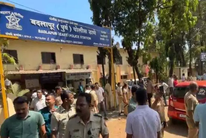 BJP नेता की बेटी के बयान के बाद बदलापुर में तनाव; FIR दर्ज BJP नेता की बेटी के बयान के बाद बदलापुर में तनाव; FIR दर्ज