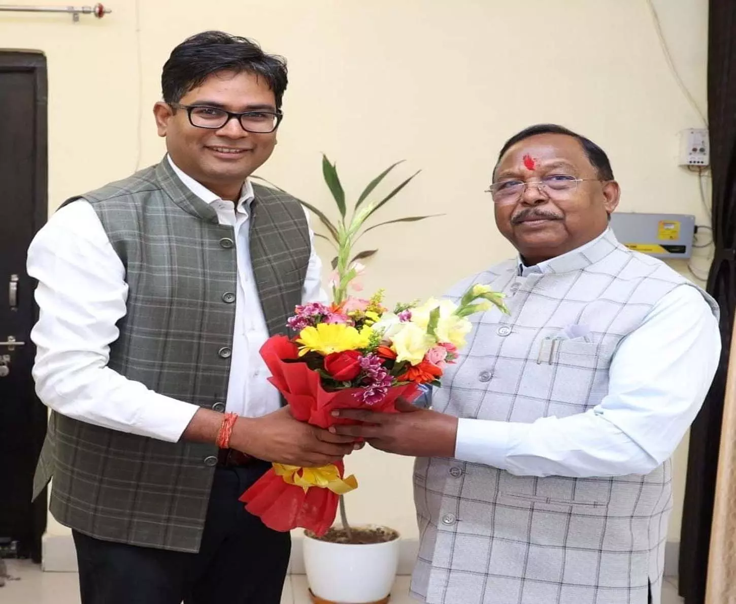 वित्तमंत्री ओपी चौधरी ने मंत्री रामविचार नेताम को दी जन्मदिन की बधाई वित्तमंत्री ओपी चौधरी ने मंत्री रामविचार नेताम को दी जन्मदिन की बधाई