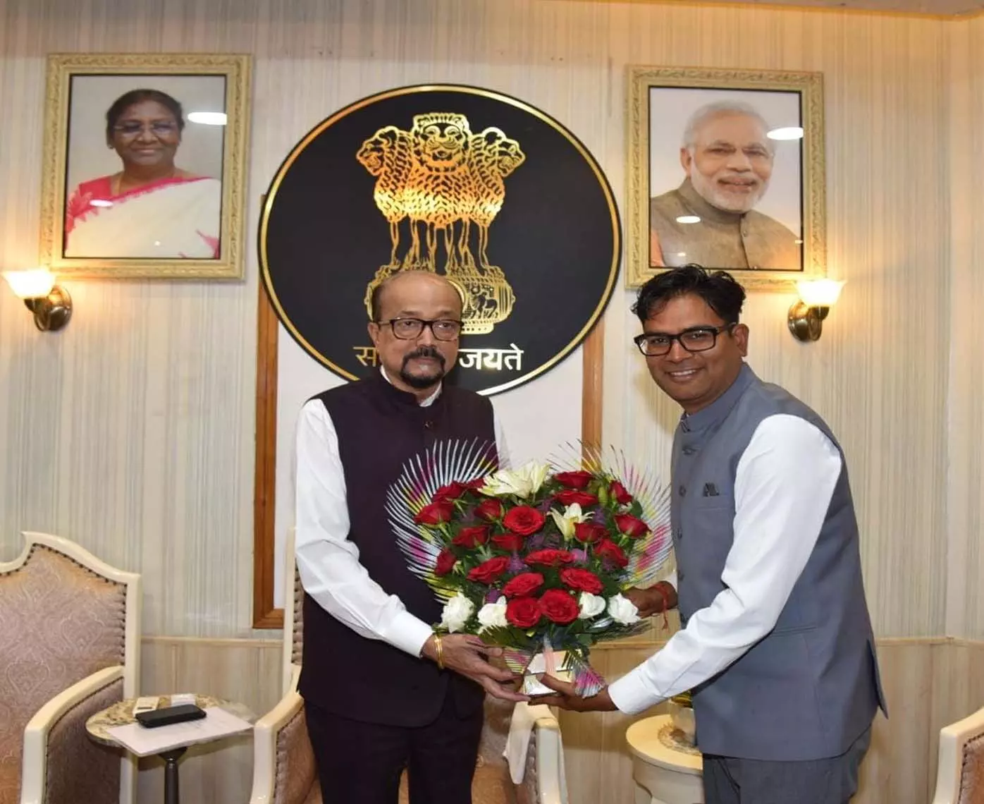 वित्तमंत्री ओपी चौधरी ने राज्यपाल रमेन डेका को दी जन्मदिन की बधाई वित्तमंत्री ओपी चौधरी ने राज्यपाल रमेन डेका को दी जन्मदिन की बधाई