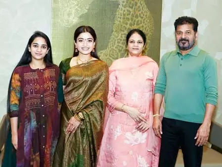 Rashmika Mandanna ने तेलंगाना के सीएम रेवंत रेड्डी से की मुलाकात Rashmika Mandanna ने तेलंगाना के सीएम रेवंत रेड्डी से की मुलाकात