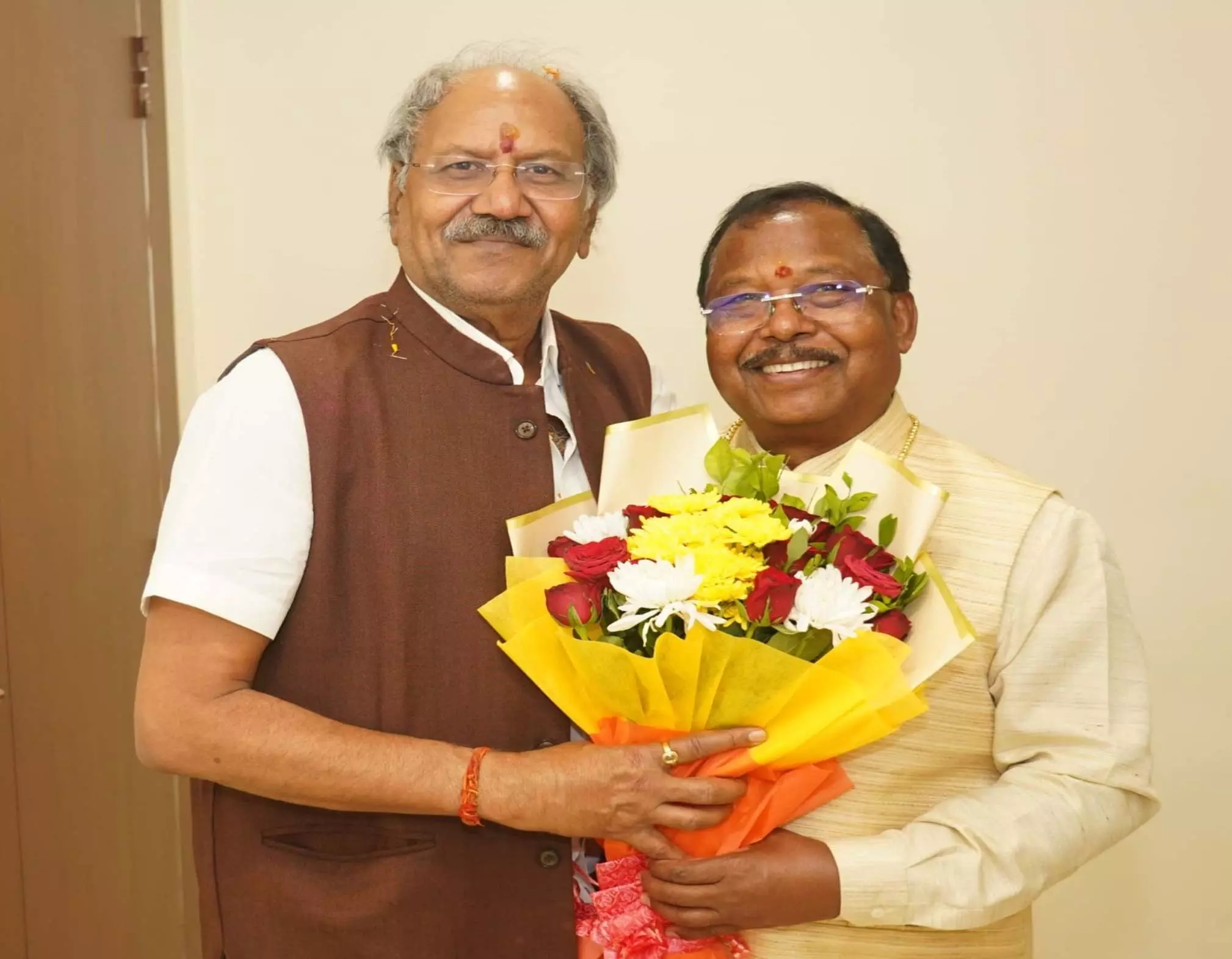 बृजमोहन अग्रवाल ने मंत्री रामविचार नेताम को दी जन्मदिन की आत्मीय बधाई बृजमोहन अग्रवाल ने मंत्री रामविचार नेताम को दी जन्मदिन की आत्मीय बधाई