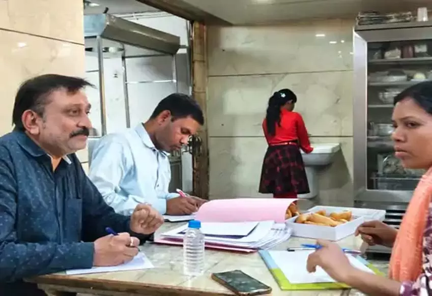होली से पहले बलौदाबाजार में मिठाई दुकानों पर छापा-जांच, ‘टाटा बेसन’ के एक बैच की बिक्री पर रोक होली से पहले बलौदाबाजार में मिठाई दुकानों पर छापा-जांच, ‘टाटा बेसन’ के एक बैच की बिक्री पर रोक