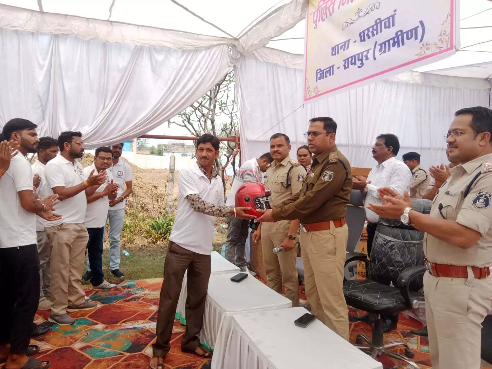 धरसींवा में पुलिस मितान सम्मेलन आयोजित, ग्रामीण क्षेत्र में सामुदायिक पुलिसिंग को मिलेगा बढ़ावा धरसींवा में पुलिस मितान सम्मेलन आयोजित, ग्रामीण क्षेत्र में सामुदायिक पुलिसिंग को मिलेगा बढ़ावा