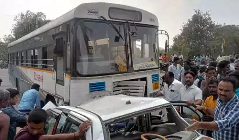 कल्याणदुर्गम के पास RTC Bus दुर्घटना में एक बहन और दो भाइयों की मौत कल्याणदुर्गम के पास RTC Bus दुर्घटना में एक बहन और दो भाइयों की मौत