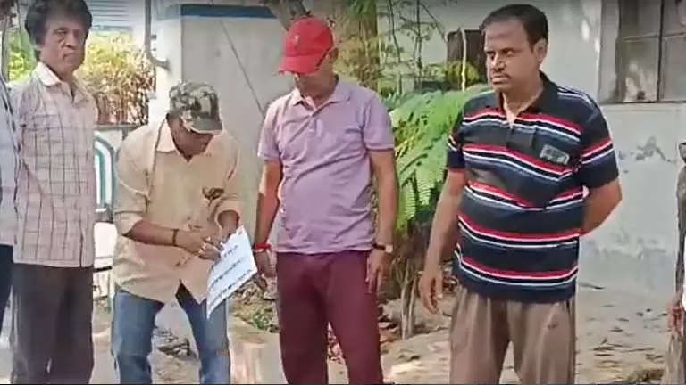 Uttarpara में वोटर लिस्ट जलाकर सांकेतिक विरोध, राजनीतिक खींचतान शुरू Uttarpara में वोटर लिस्ट जलाकर सांकेतिक विरोध, राजनीतिक खींचतान शुरू