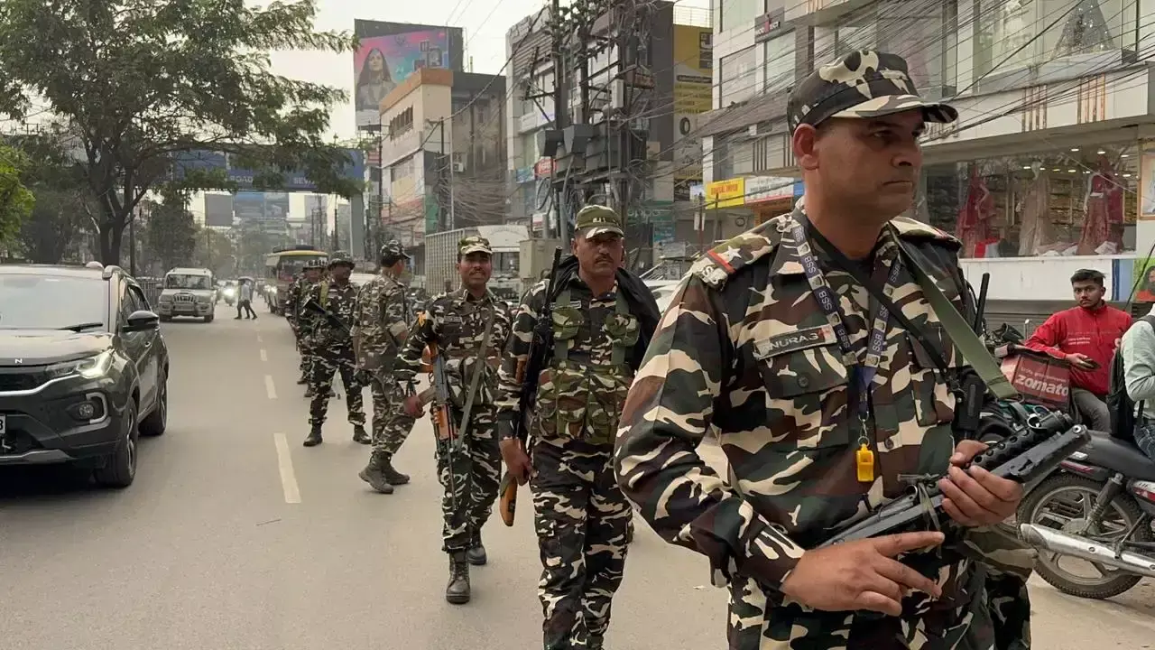 Siliguri: संवेदनशील क्षेत्रों में केंद्रीय सुरक्षा बल सक्रिय Siliguri: संवेदनशील क्षेत्रों में केंद्रीय सुरक्षा बल सक्रिय