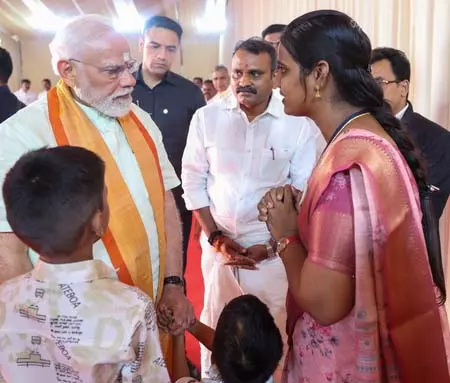 PM Modi ने थिरु पूर्ण चंद्रन के परिजनों से की मुलाकात, बोले-सत्य की होगी जीत PM Modi ने थिरु पूर्ण चंद्रन के परिजनों से की मुलाकात, बोले-सत्य की होगी जीत