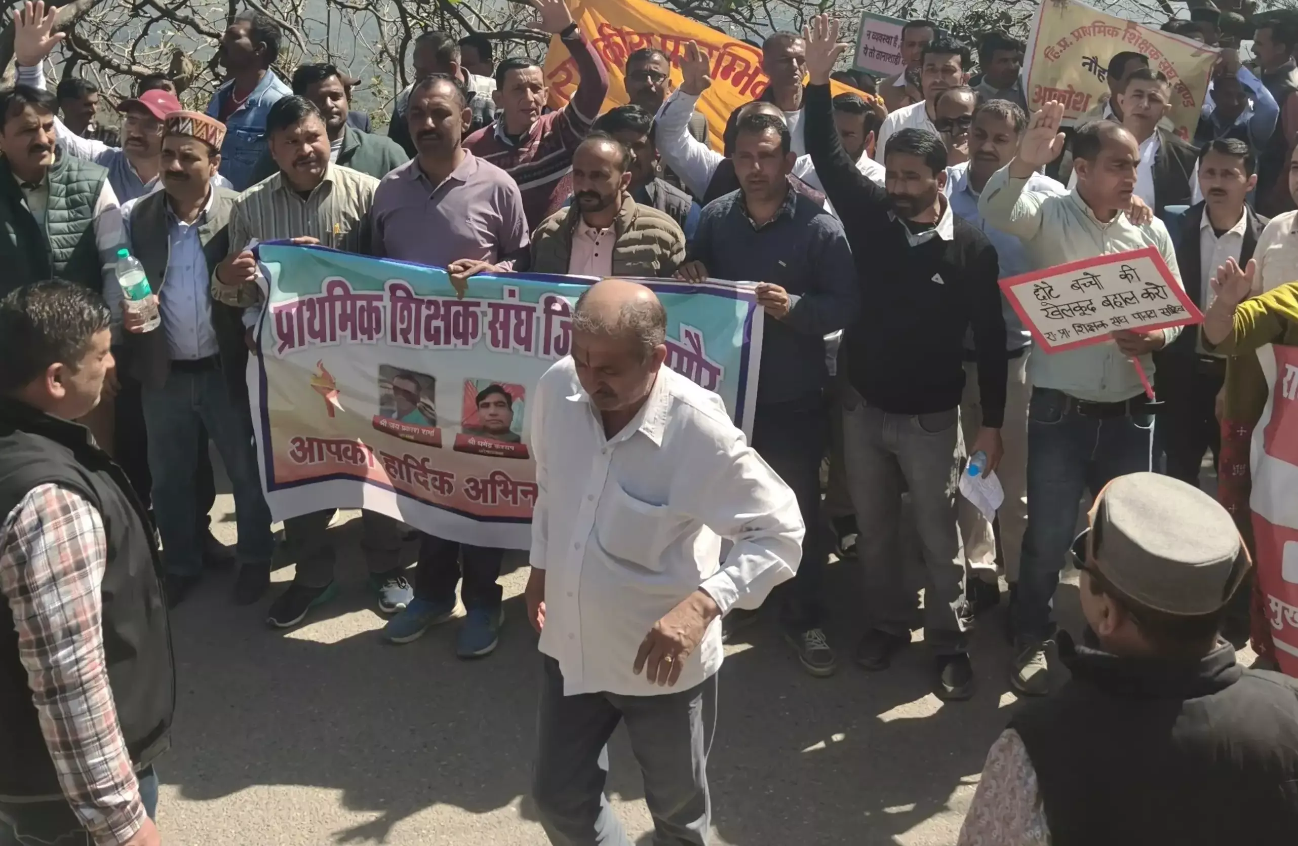 Nahan: सिरमौर में क्लस्टर प्रणाली के खिलाफ शिक्षकों का प्रदर्शन Nahan: सिरमौर में क्लस्टर प्रणाली के खिलाफ शिक्षकों का प्रदर्शन