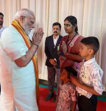 PM Modi ने थिरु पूर्णचंद्रन और उनके परिवार को दी सांत्वना PM Modi ने थिरु पूर्णचंद्रन और उनके परिवार को दी सांत्वना