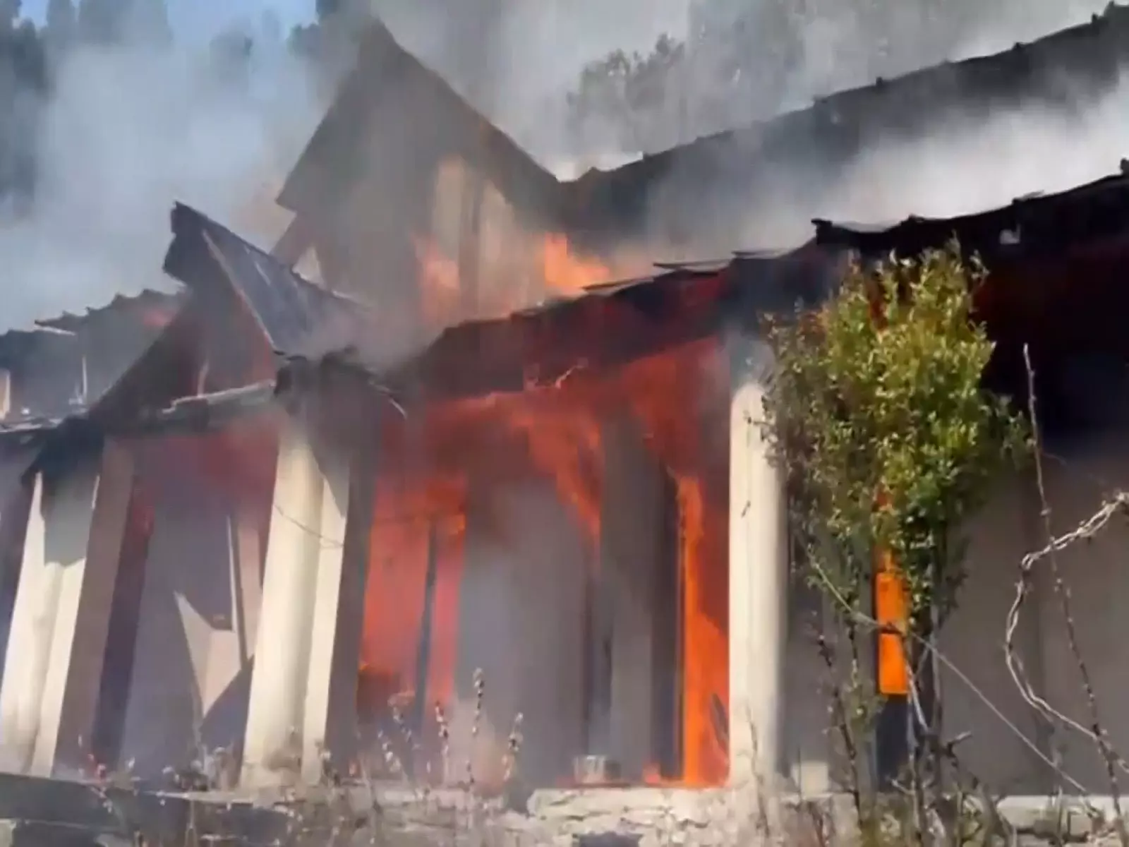 Uttarakhand: नैनीताल में ब्रिटिश काल की ग्लेनमोर बिल्डिंग में लगी आग Uttarakhand: नैनीताल में ब्रिटिश काल की ग्लेनमोर बिल्डिंग में लगी आग