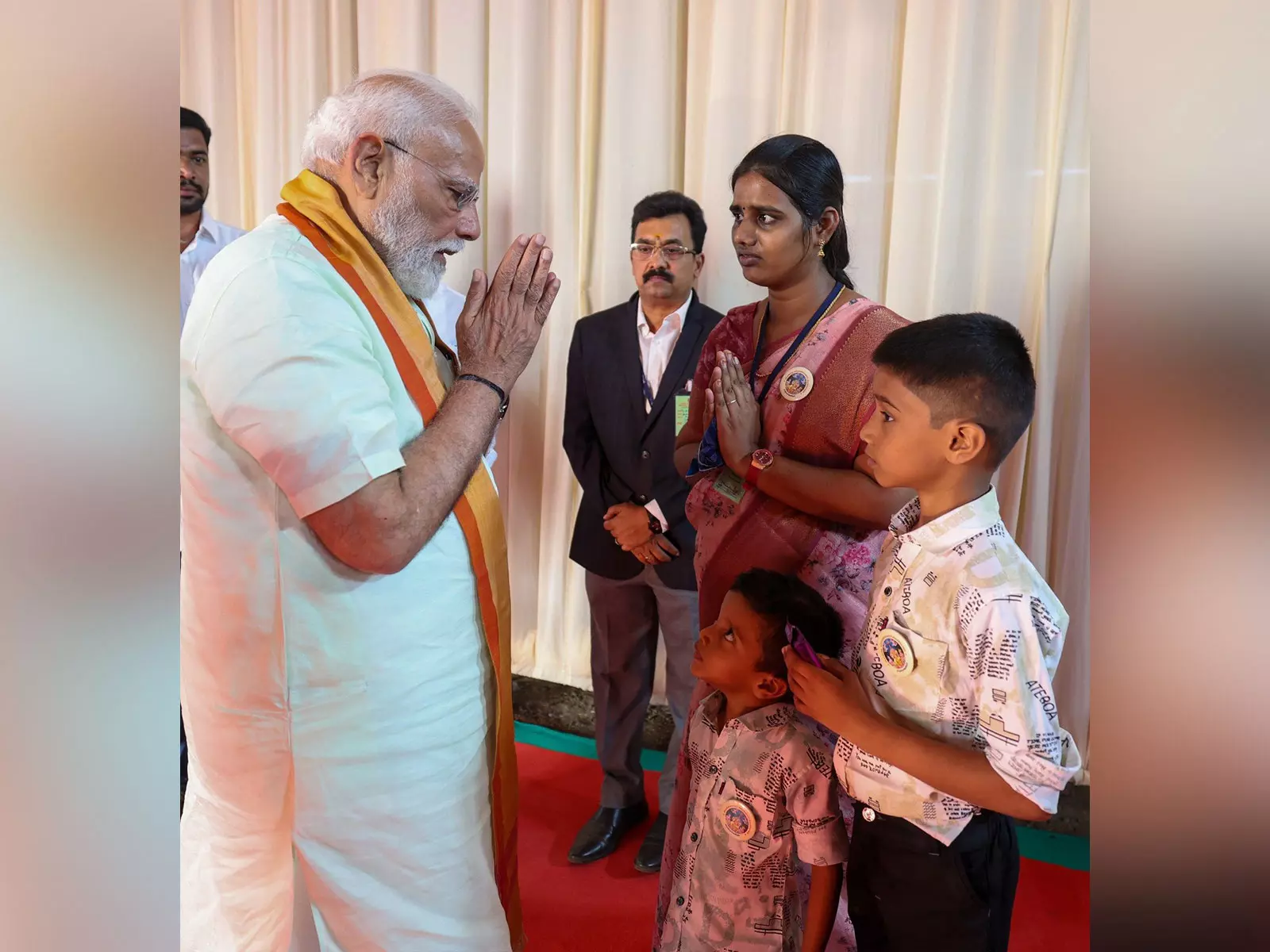 कार्तिगई दीपम विवाद में आत्मदाह करने वाले भक्त के परिवार से मिले PM Modi कार्तिगई दीपम विवाद में आत्मदाह करने वाले भक्त के परिवार से मिले PM Modi