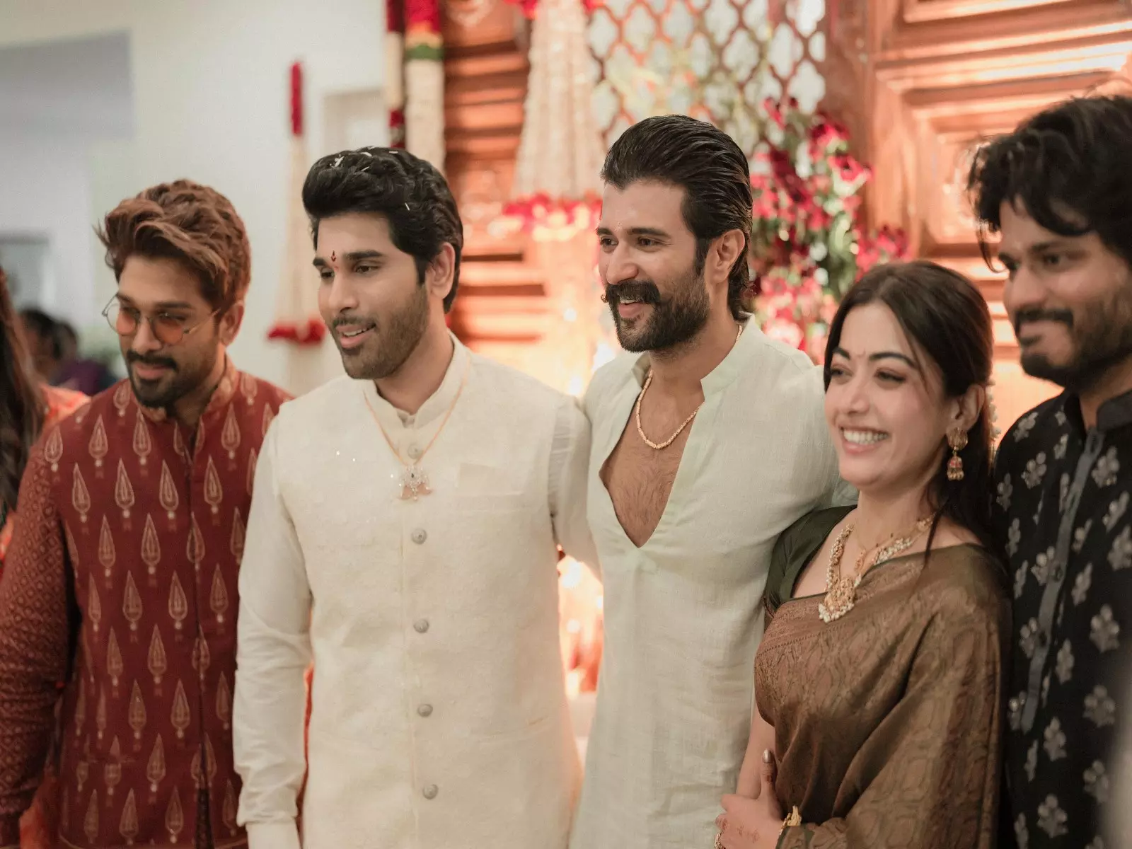 Rashmika-Vijay, अल्लू अर्जुन, राम चरण अल्लू सिरीश के विवाह पूर्व उत्सव में हुए शामिल Rashmika-Vijay, अल्लू अर्जुन, राम चरण अल्लू सिरीश के विवाह पूर्व उत्सव में हुए शामिल
