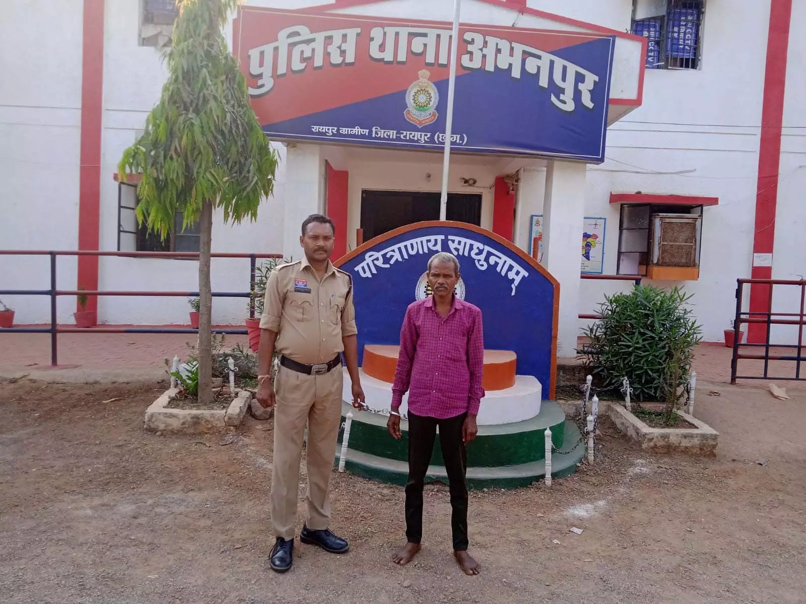 अभनपुर में अवैध शराब बिक्री का पर्दाफाश, पुलिस ने किया गिरफ्तार अभनपुर में अवैध शराब बिक्री का पर्दाफाश, पुलिस ने किया गिरफ्तार