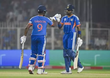 टी20 World कप: टीम इंडिया के सेमीफाइनल में पहुंचने पर झूमे फैंस टी20 World कप: टीम इंडिया के सेमीफाइनल में पहुंचने पर झूमे फैंस