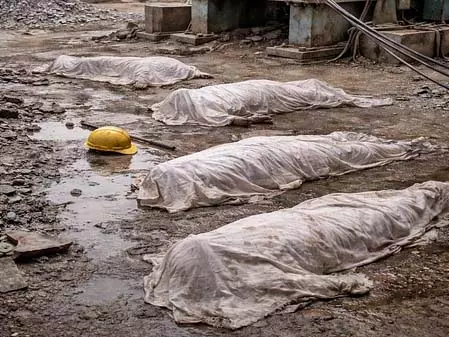 Factory में हाई वोल्टेज तार गिरने से 5 मजदूरों की मौके पर मौत Factory में हाई वोल्टेज तार गिरने से 5 मजदूरों की मौके पर मौत