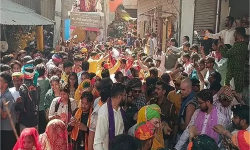 Mathura:कान्हा की नगरी में होली का उल्लास, रंगों में सराबोर होकर झूमे श्रद्धालु