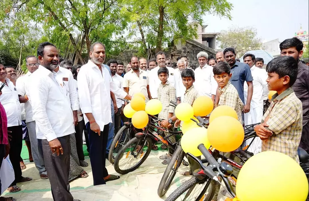 Andhra: अडांकी में 8,000 से ज़्यादा स्टूडेंट्स को मुफ़्त साइकिलें मिलीं Andhra: अडांकी में 8,000 से ज़्यादा स्टूडेंट्स को मुफ़्त साइकिलें मिलीं