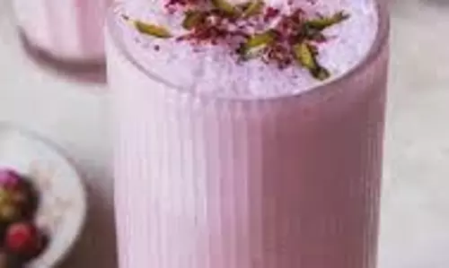 Rose Lassi Recipe : गर्मियों में फ्रेशनेस देगी पाकिस्तान की फेमस ठंडी-ठंडी गुलाब लस्सी
