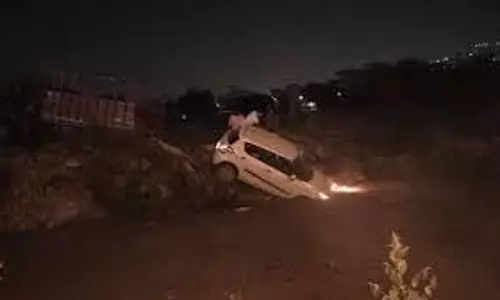 Greater Noida: खुले नाले में गिरी कार, बाल-बाल बचा ड्राइवर Greater Noida: खुले नाले में गिरी कार, बाल-बाल बचा ड्राइवर